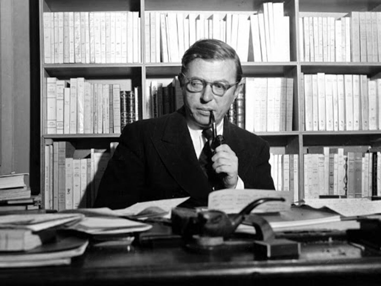 Jean Paul Sartre nel suo studio a Parigi anni Cinquanta