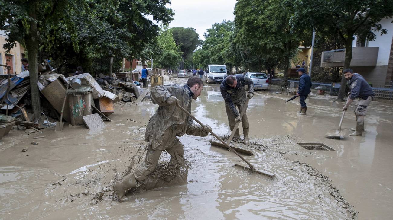 A Faenza si continua a spalare acqua fango e detriti mentre allunga i volontari giunti in aiuto