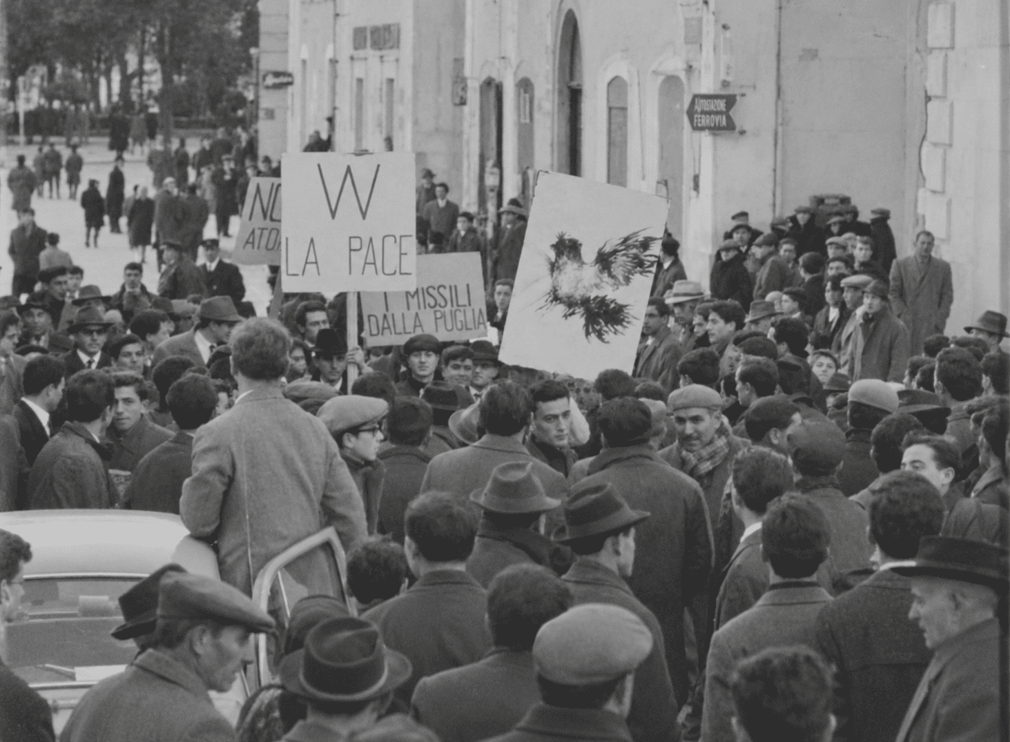 foto corteo vicino alla villa