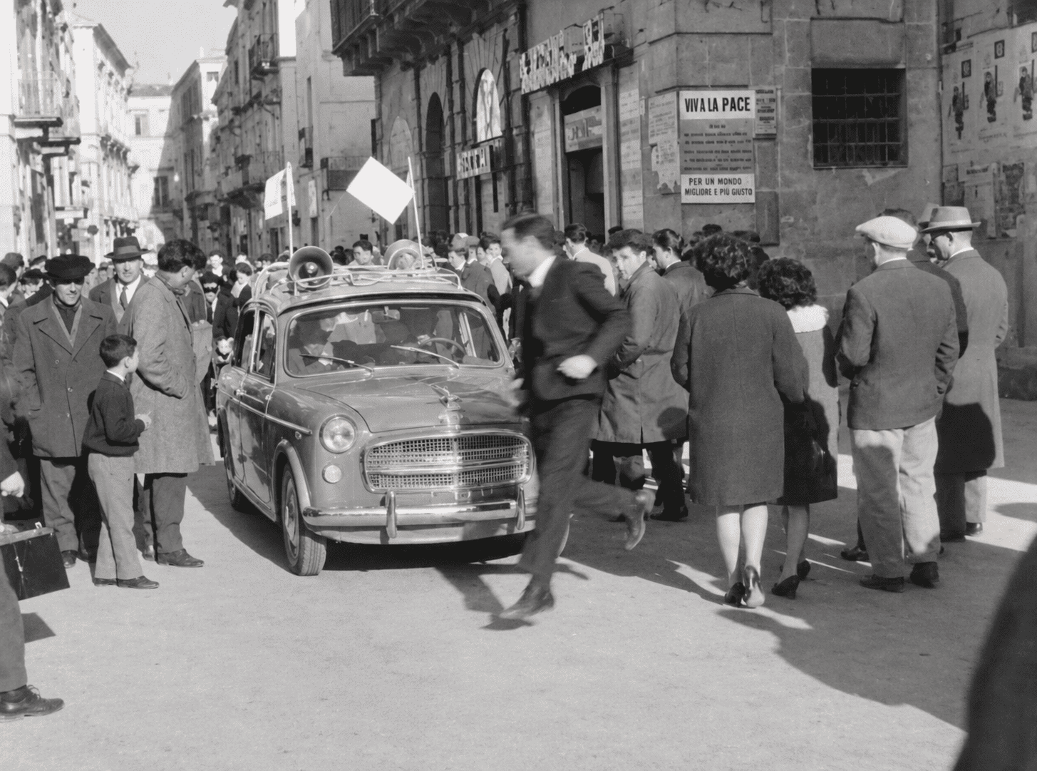 fotocorteo in mezzo al corso
