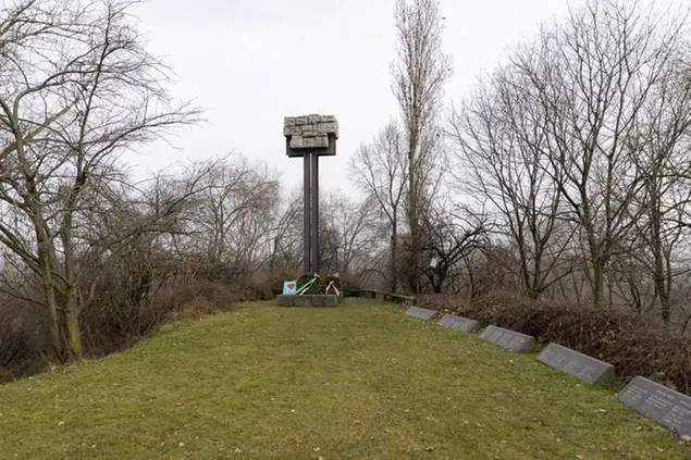 i duperdu marta marangoni e fabio wolf di fronte al monumento al deportato al parco nord di sesto san giovanni