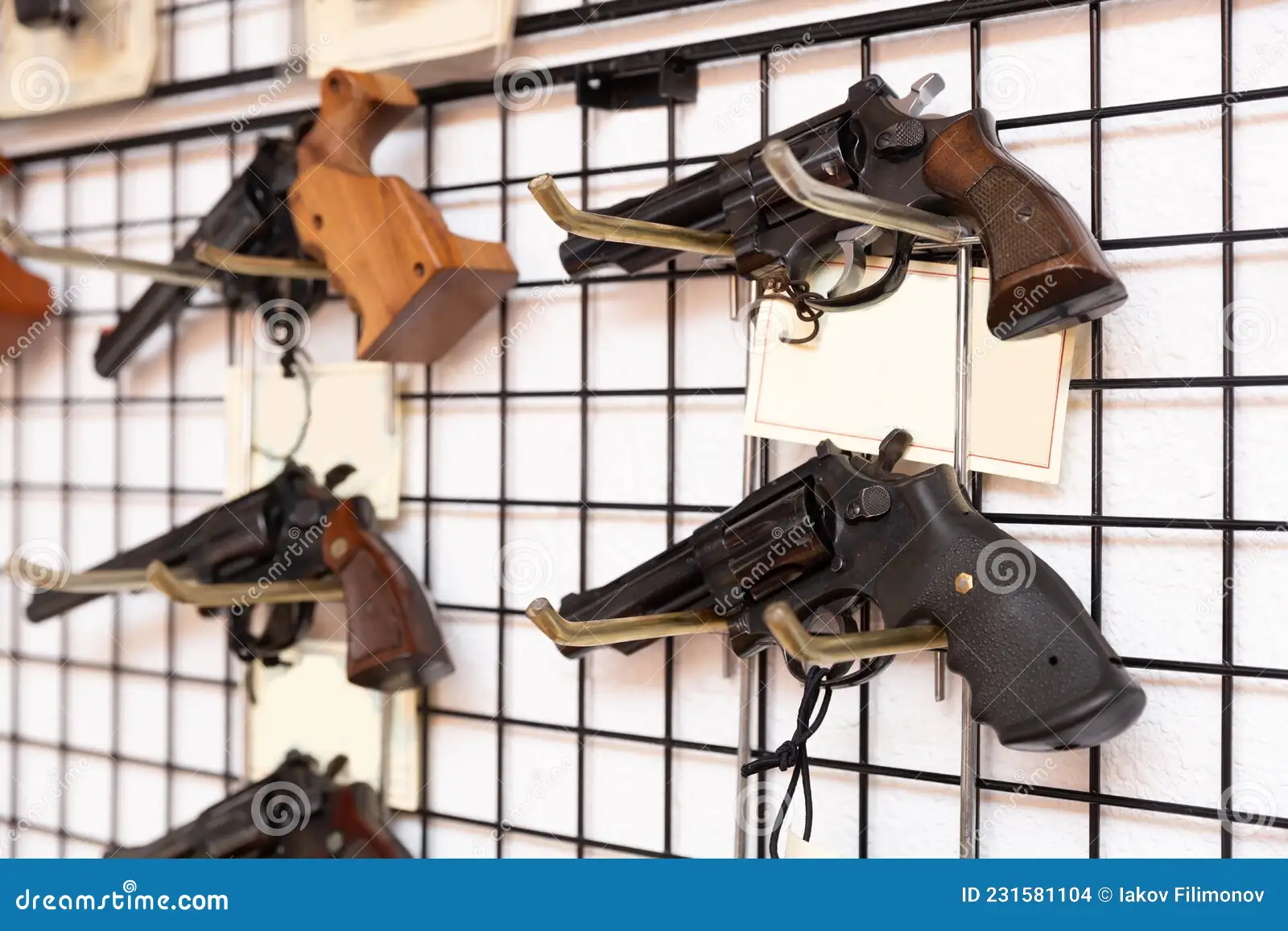 negozio di armi con rivoltelle e pistole esposizione una vetrina 231581104