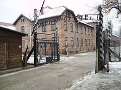 240px-Auschwitz_gate_tbertor1